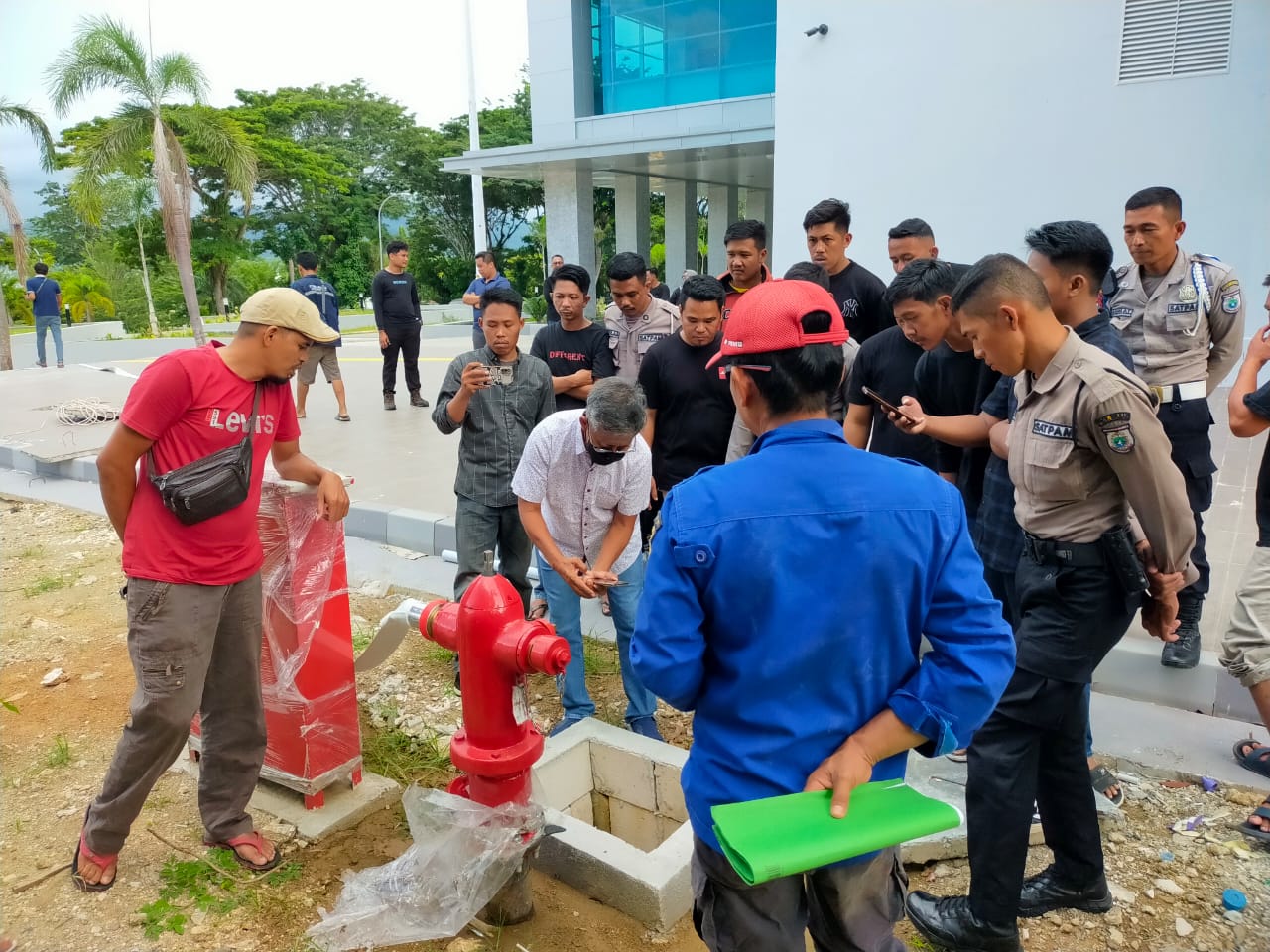 Biro Umum Ikuti Training Pengoperasian Hydrant Kantor Gubernur Sulbar