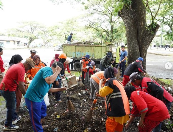 Camat dan Sekcam Biringkanaya Pimpin Kerja Bakti Serentak 