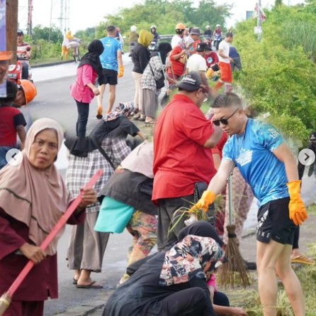 Camat, Sekcam dan Ketua PKK Ujung Tanah Turun Langsung pada Kegiatan Sabtu Bersih