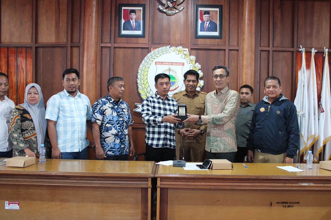 Didampingi Sekwan, Wakil Ketua I DPRD Sulbar Terima Kunker DPRD Enrekang