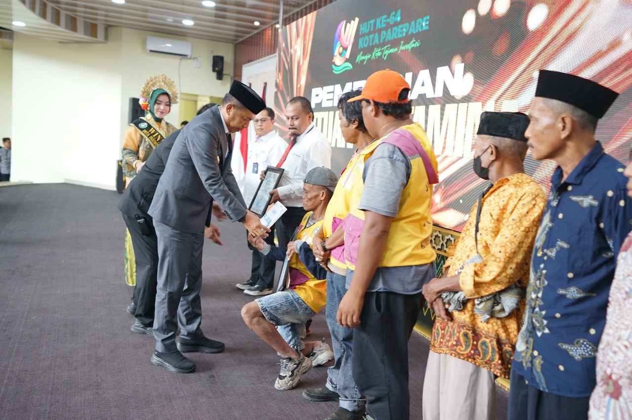 Beri Penghargaan Jukir dan Petugas Kebersihan, Pj Gubernur Sulsel Sebut Pj Wali Kota Parepare Jadi Contoh Kepala Daerah Lain