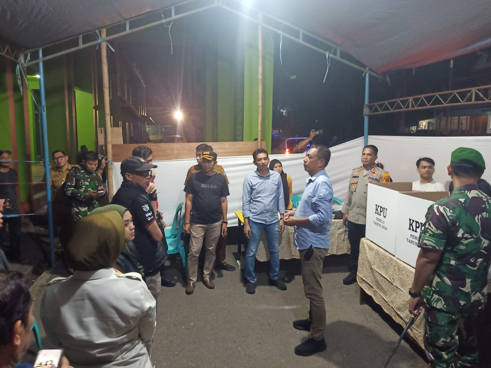 Pastikan Kesiapan Penyelenggaraan Pemilu, Pj Wali Kota Parepare Pantau TPS Malam Hari