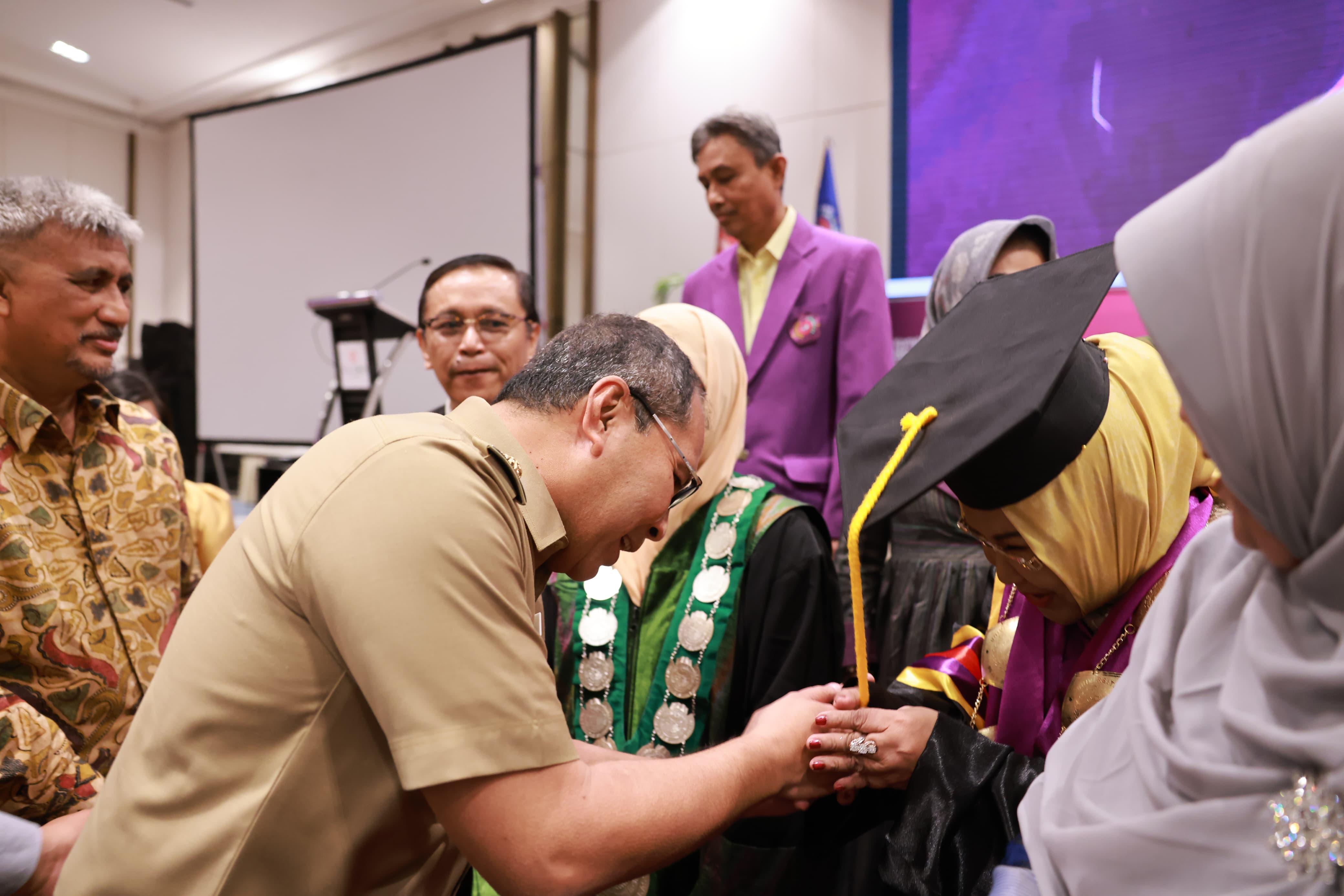 Danny Hadiri dan Ucap Selamat Atas Pengukuhan Guru Besar Apiaty Amin Syam