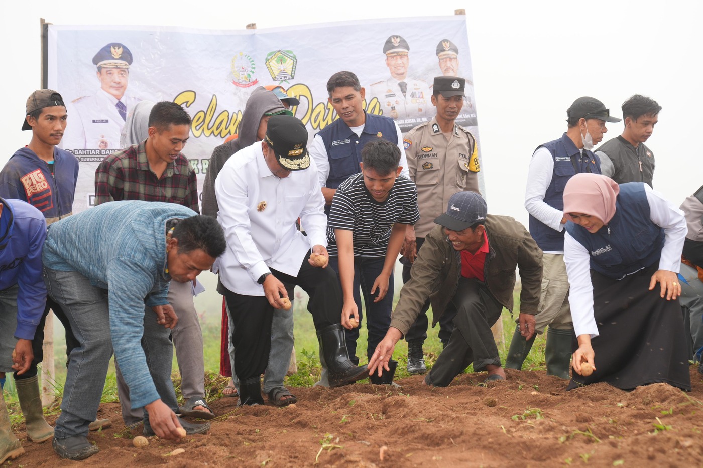 Ikut Tanam Kentang Bersama Petani Tinggimoncong, Pj Gubernur Sulsel Sebut Perlu Sentuhan Pemerintah dan Perbankan