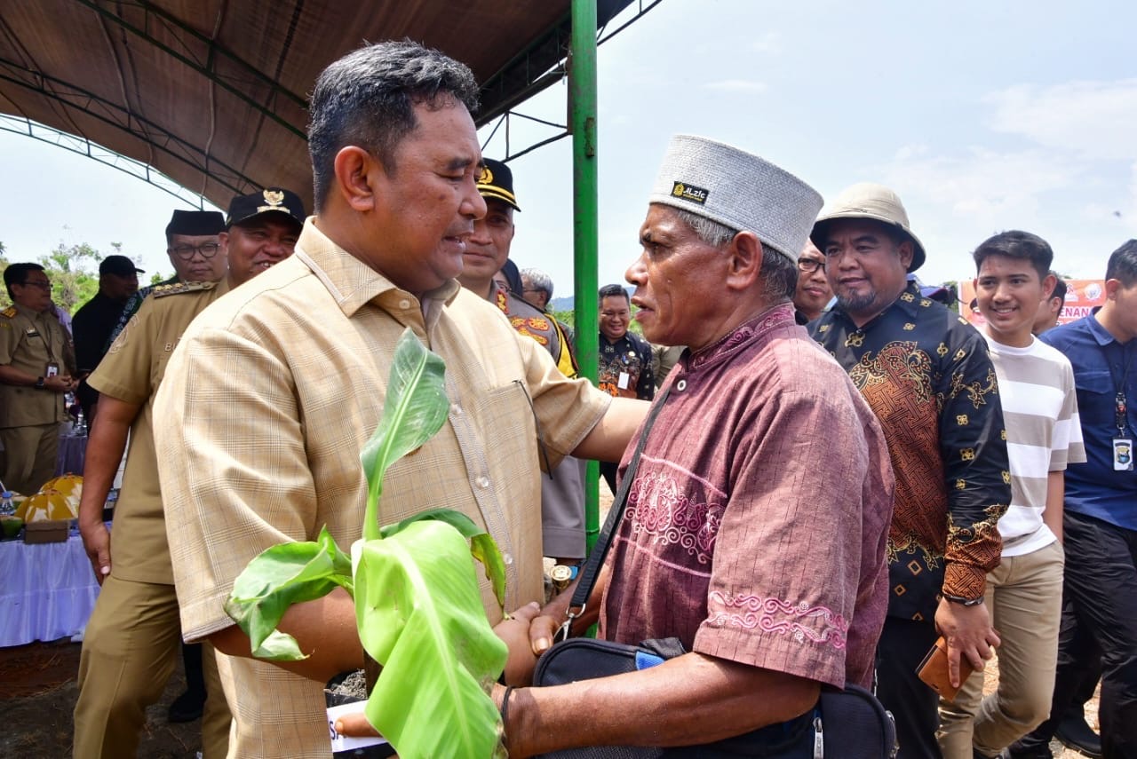 Apresiasi Program Budidaya Pisang Cavendish, Petani di Lutim Terharu Terima Bantuan Bibit