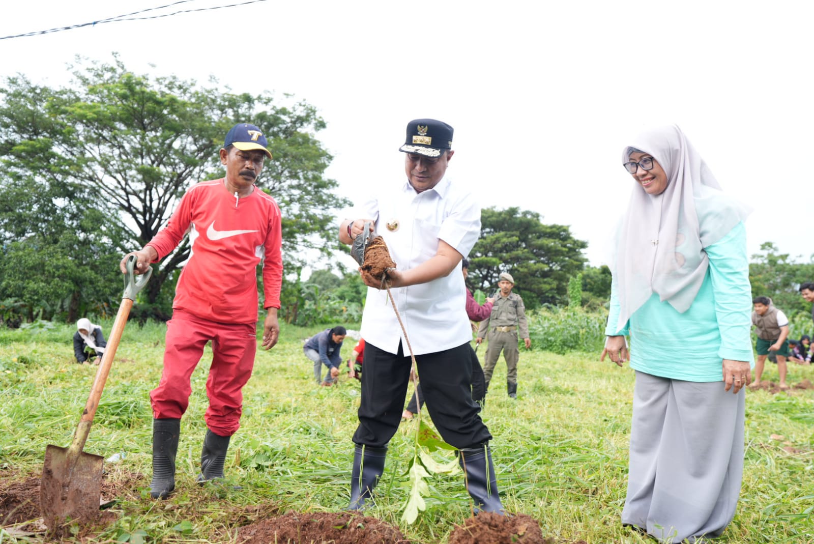 Olahraga Sambil Jaga Lingkungan, Pemuda di Sekitar GOR Sudiang Tanam Sukun Bersama Pj Gubernur Sulsel