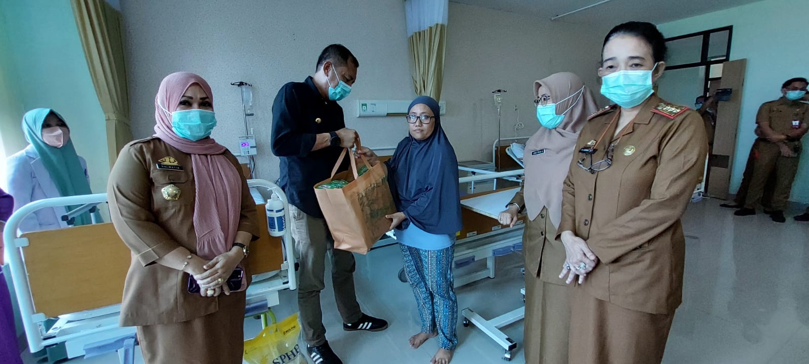 Responsif, Pj Wali Kota Akbar Ali Beri Bantuan Gizi Anak yang Dirawat di RS Hasri Ainun Habibie 