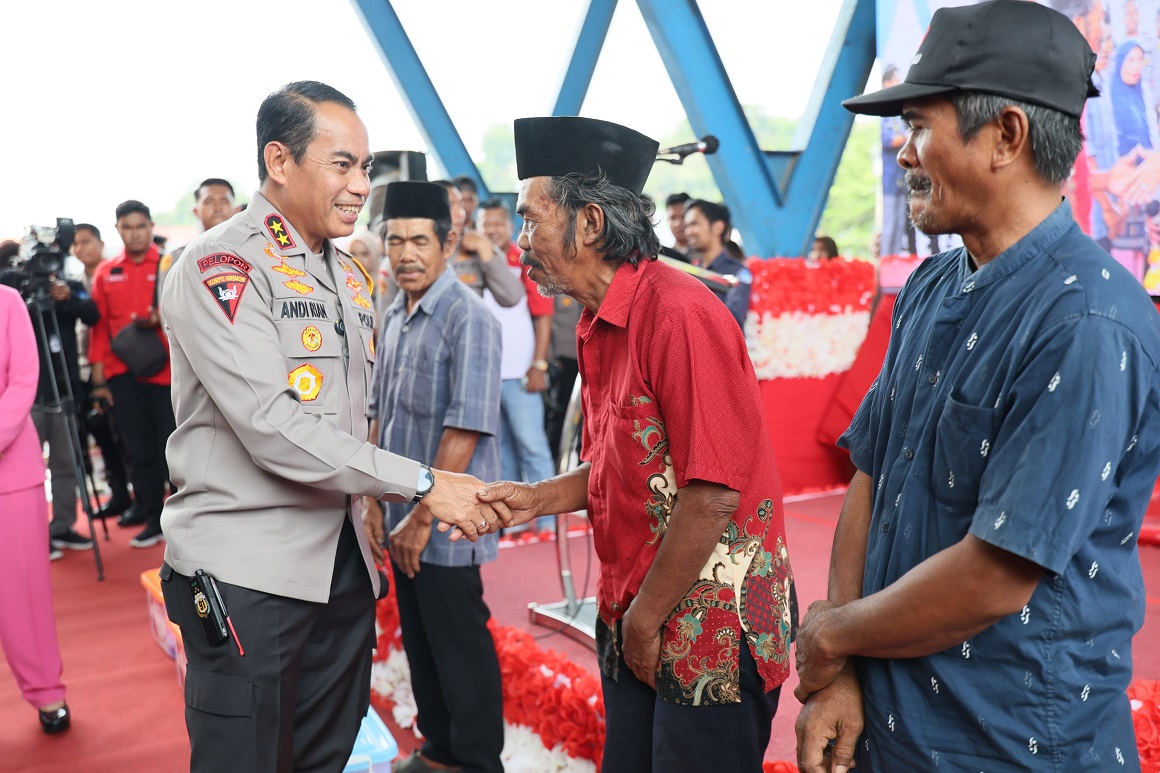 Kapolda Sulsel Bagikan Ribuan Paket Sembako ke Masyarakat Kurang Mampu di Sinjai