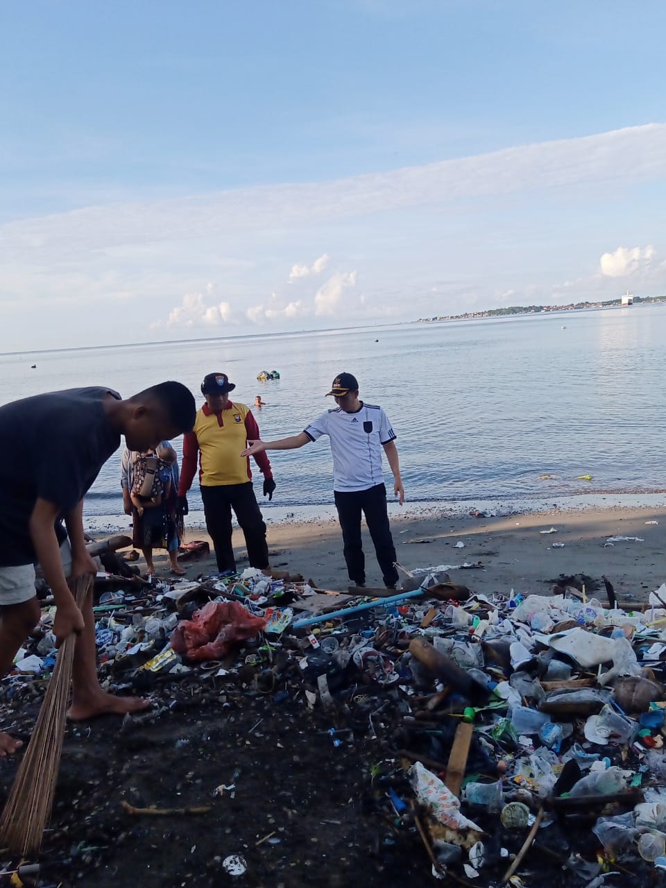Kecamatan Ujung Gerakkan Kolaborasi Aksi Bersih-bersih Sampah di Ujung’s Friday Clean Up
