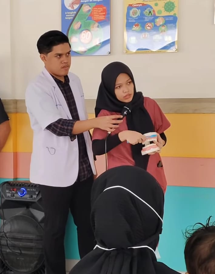 Kreatif, Dokter Internship Beri Edukasi Pasien dan Keluarganya di Ruang Tunggu RSUD Andi Makkasau