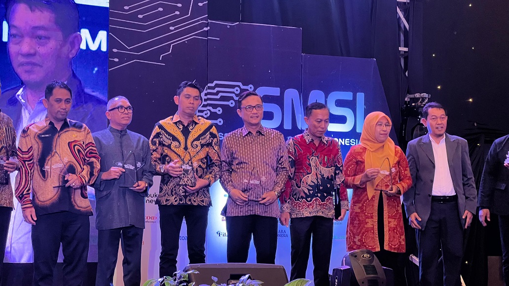 Peduli Media, Pj Wali Kota Parepare Dianugerahi Penghargaan SMSI Award 