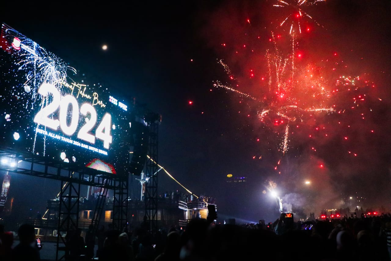 Padati Anjungan Komodo, Warga Makassar Antusias Sambut Tahun Baru 2024