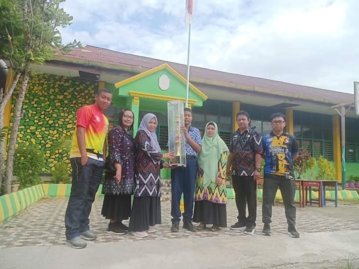 Apresiasi Siswa Berprestasi, SMPN 9 Parepare Serahkan Penghargaan Juara Porseni 