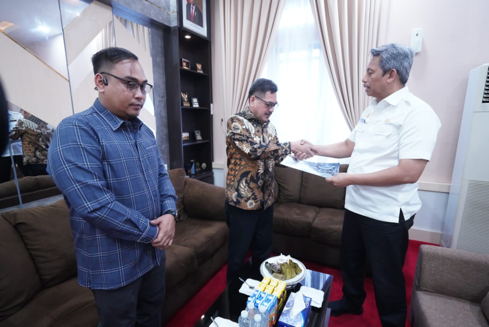 Serahkan SK Pj Sekda Sidrap, Arsjad Harap Bersinergi dengan Pemprov Sulsel 