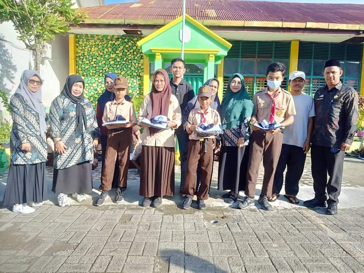 Apresiasi dan Motivasi, SMPN 9 Parepare Berikan Beasiswa Berprestasi dan Bantuan Seragam Sekolah