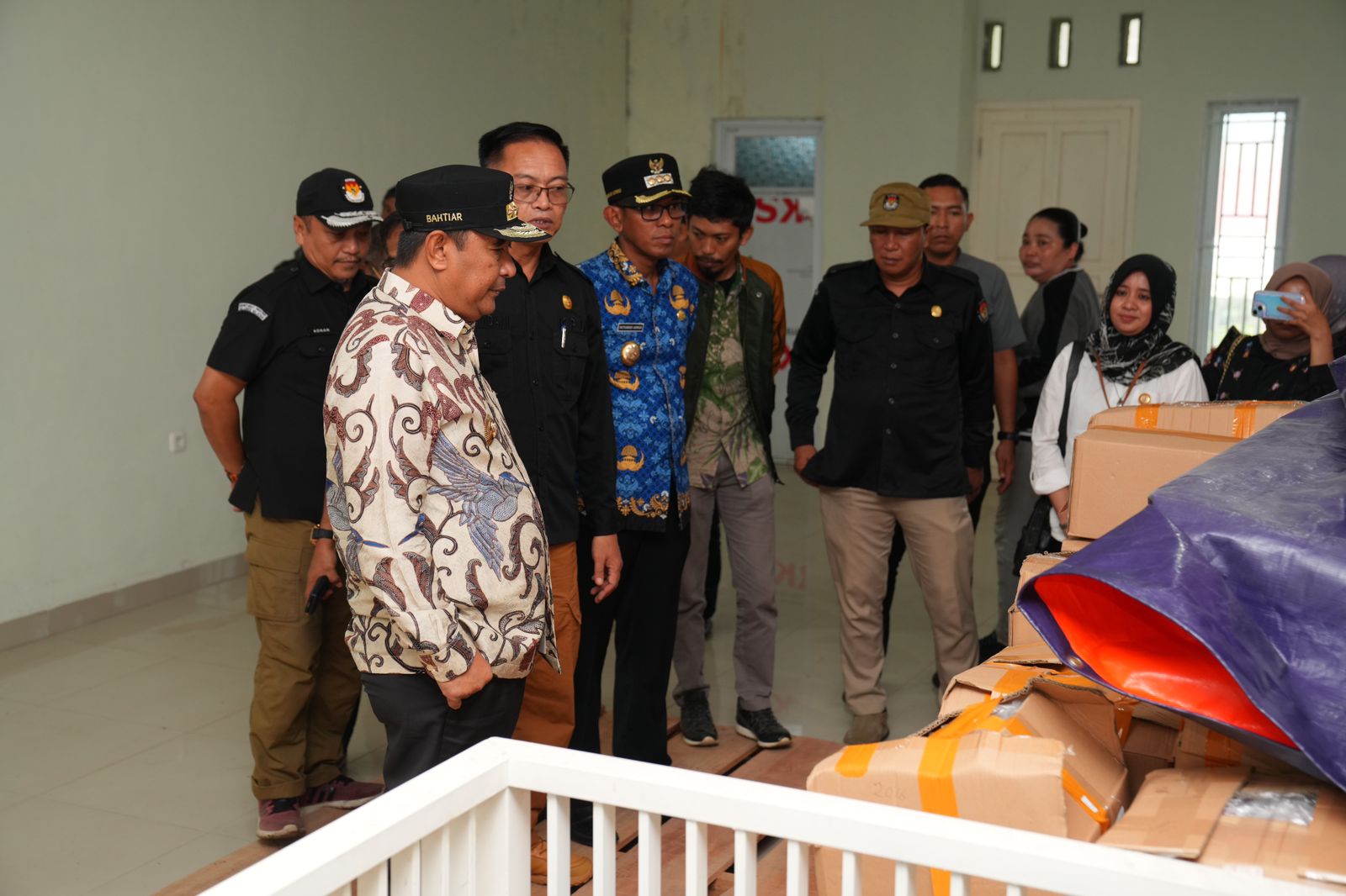 Tinjau Logistik Pemilu di Takalar, Pj Gubernur Sulsel Minta Distribusi Dikawal dengan Baik di Tengah Cuaca Ekstrem