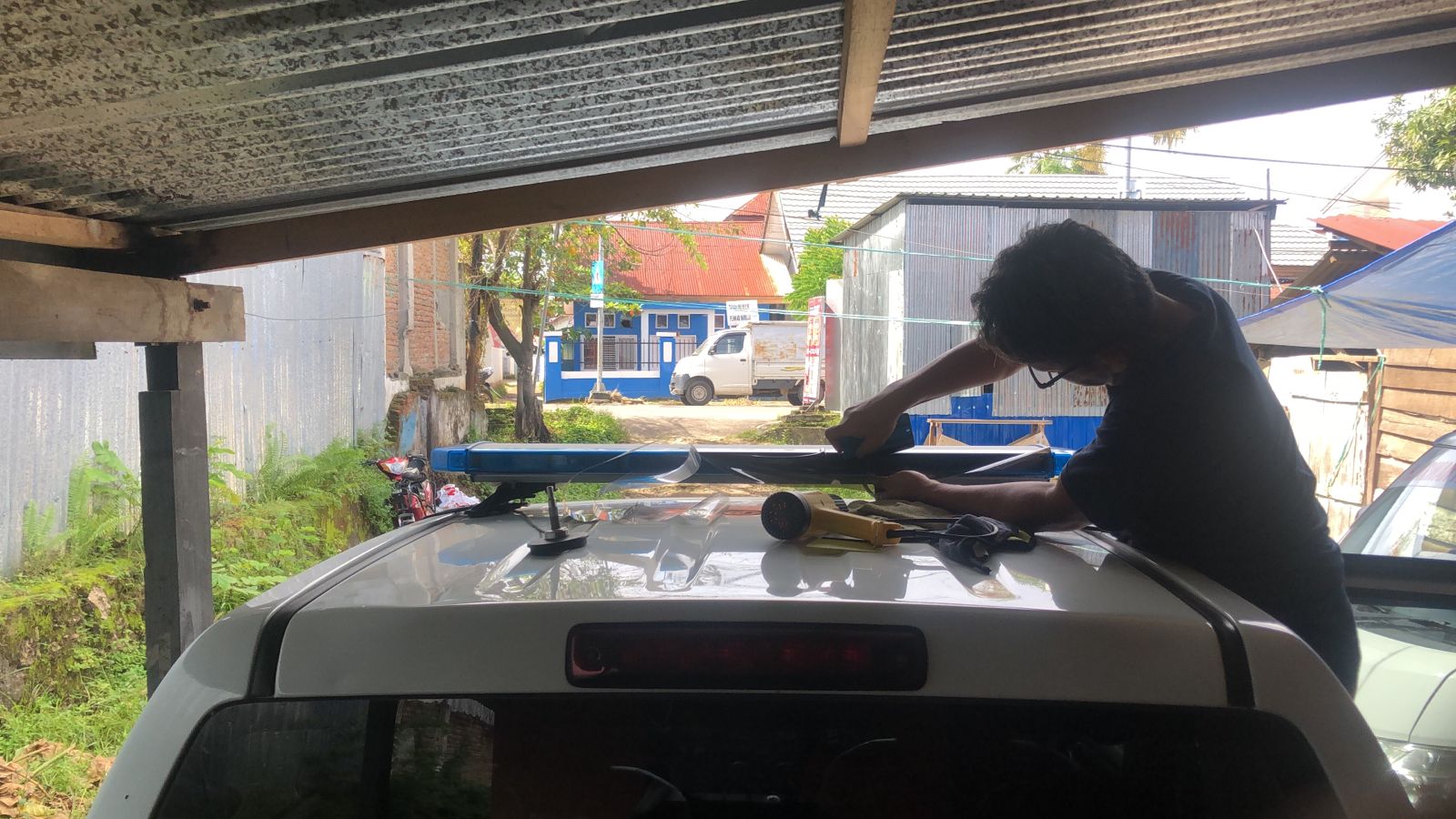 Tindaklanjuti Instruksi Kapolri, Polresta Mamuju Tutup Kaca Film Lampu Rotator Bagian Belakang