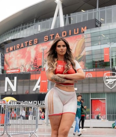Terlalu Cinta pada Arsenal, Supporter Seksi Nekat ke Stadion Tak Pakai Baju, Tubuh Cuma Ditutupi Body Painting