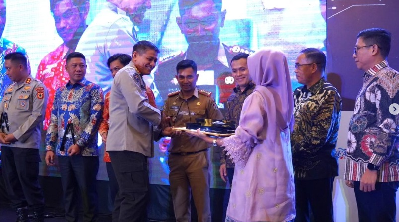 Wakili Ketua DPRD Makassar, Kabag Humas dan Protokol Terima Penghargaan SMSI Sulsel