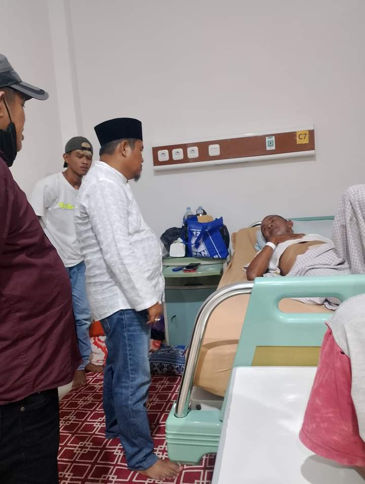 Jusvari Genda Sempatkan Jenguk Warga Galung Maloang Terbaring Sakit di RSUD