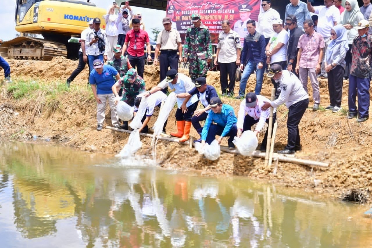 Ingin Tingkatkan Ekonomi Nelayan, Pemprov Sulsel Bagikan 100 Juta Bibit Ikan dan Udang Gratis 