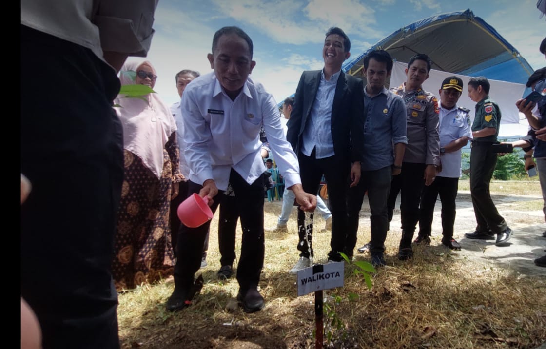 Wujud Nyata Peduli Lingkungan, KPU Parepare Bersama Forkopimda dan KPPS Tanam Pohon Serentak 