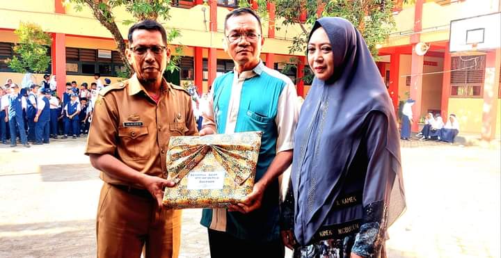 Haru dan Berkesan Warnai Pelepasan Abdul Majid, Guru Purna Bakti SMPN 10 Parepare 