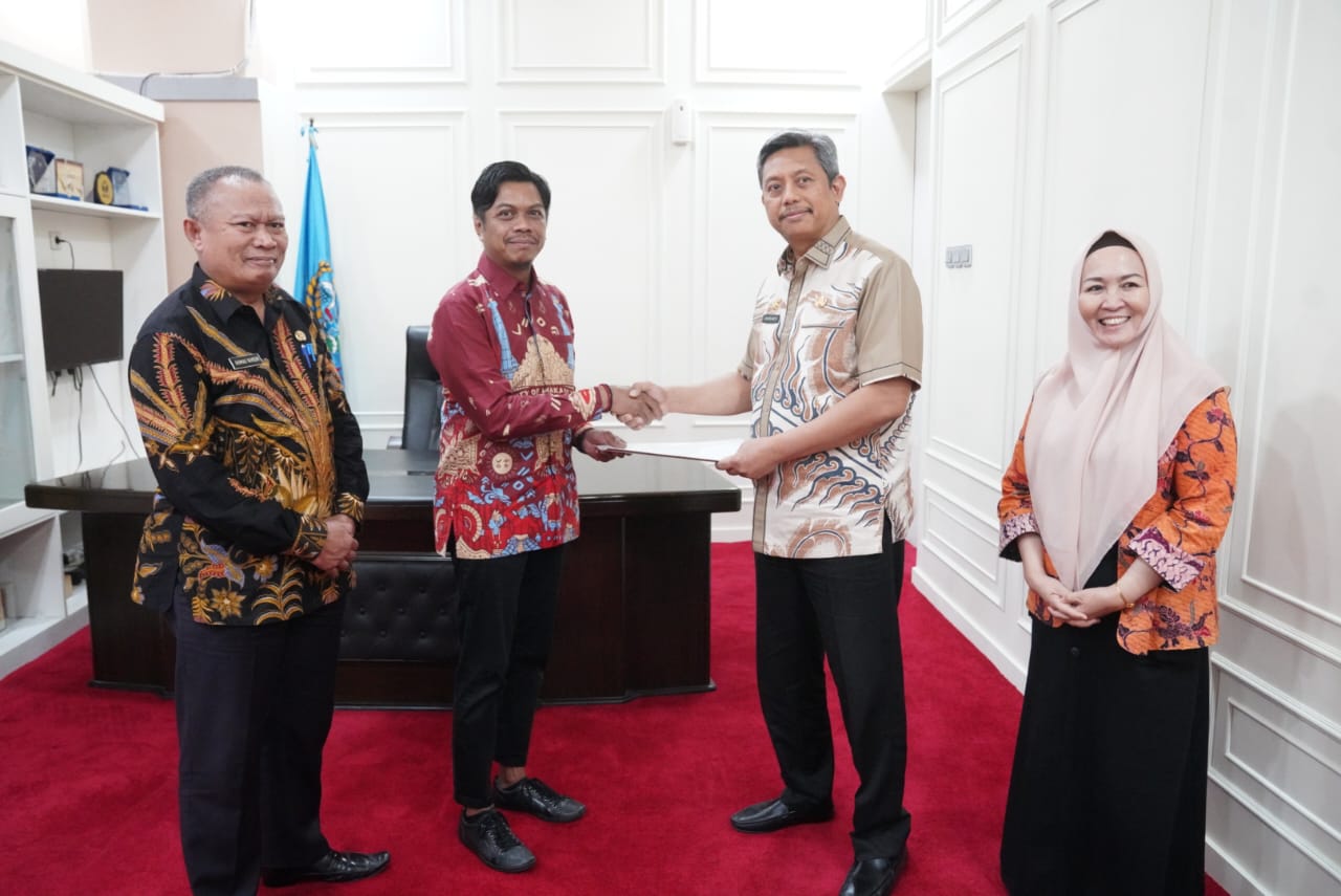 Pemprov Sulsel Serahkan SK Pengangkatan Firman Hamid Pagarra Sebagai Pj Sekda Kota Makassar 