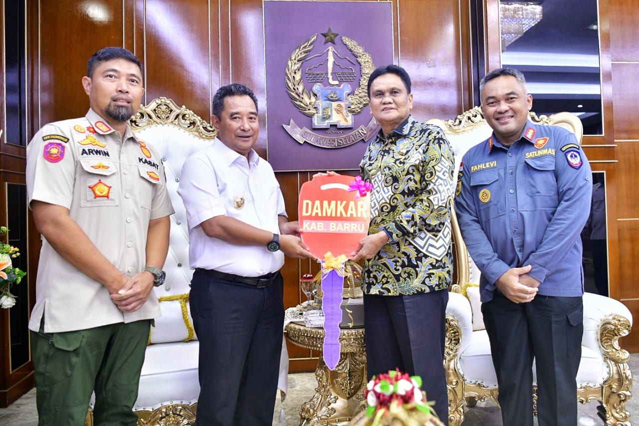 Pj Gubernur Sulsel Serahkan Unit Armada Damkar kepada Bupati Barru 