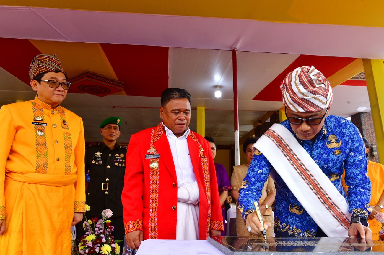 Hari Jadi Ke-16 Toraja Utara, Pj Gubernur Tandatangani Prasasti Pembangunan dan Serahkan Berbagai Bantuan