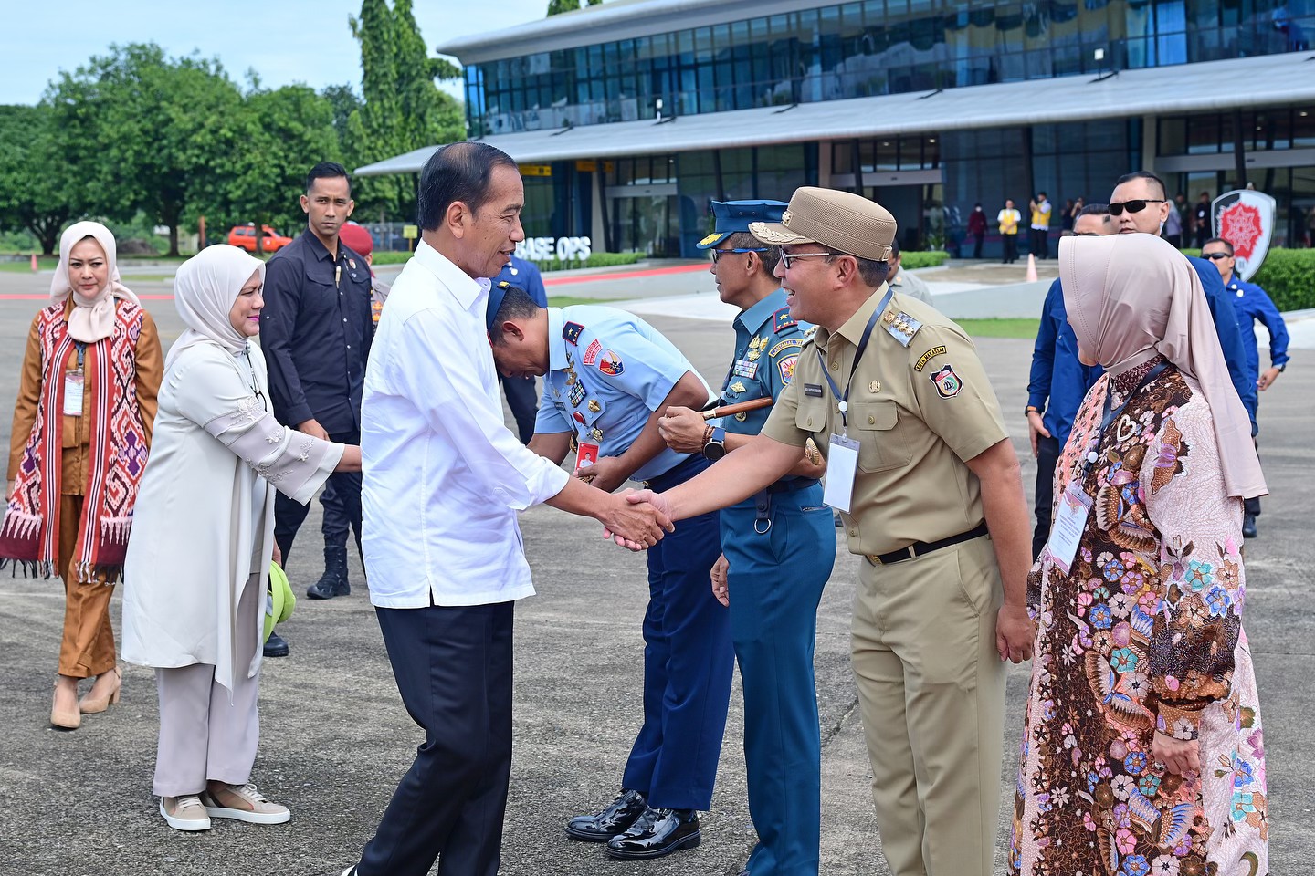 Danny-Indira Sambut Kedatangan Presiden Jokowi di Lanud TNI AU Sultan Hasanuddin