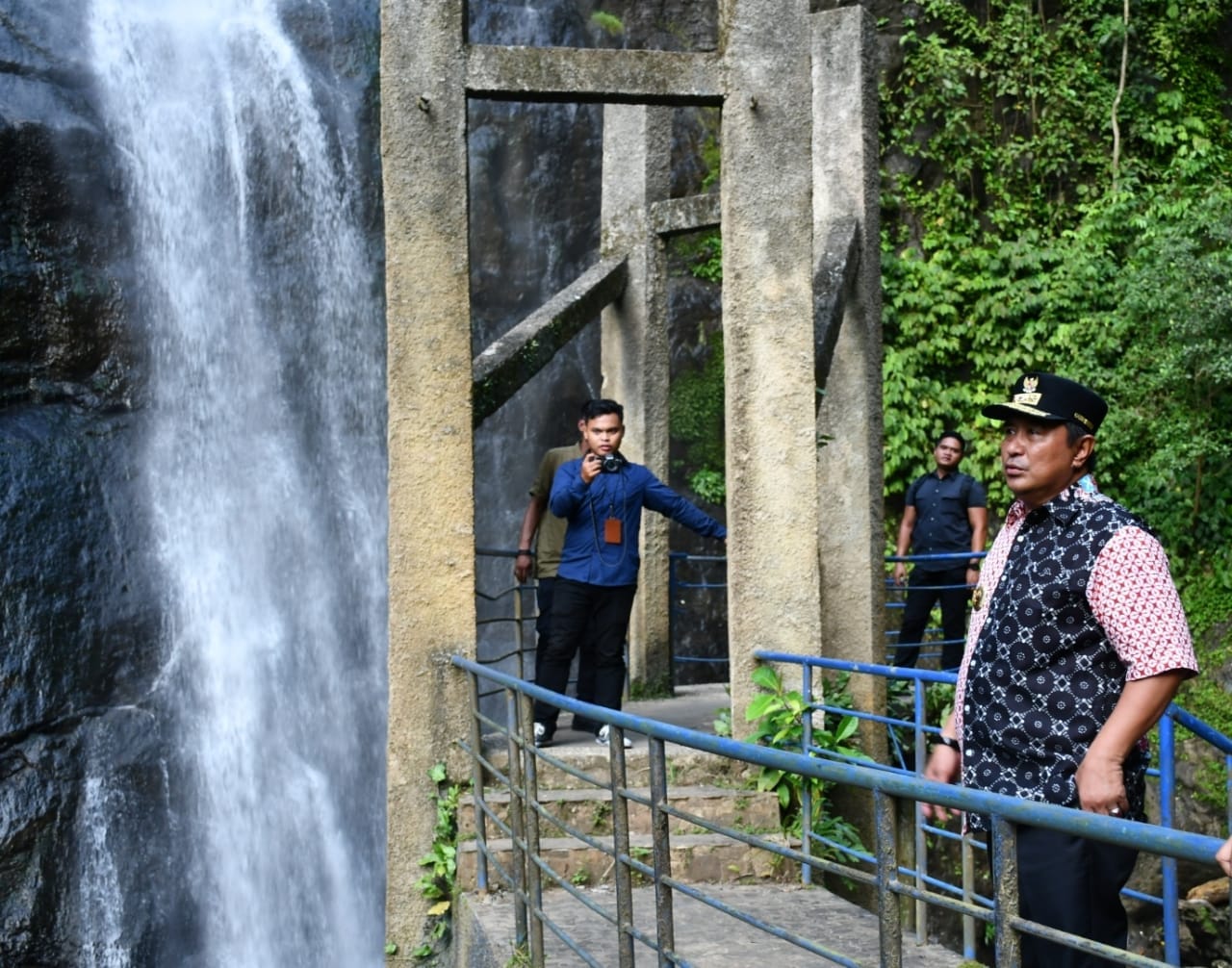 Kunjungi Air Terjun Tamasapi, Pj Bahtiar: Kita Harus Siapkan Tempat Wisata untuk Menyambut IKN