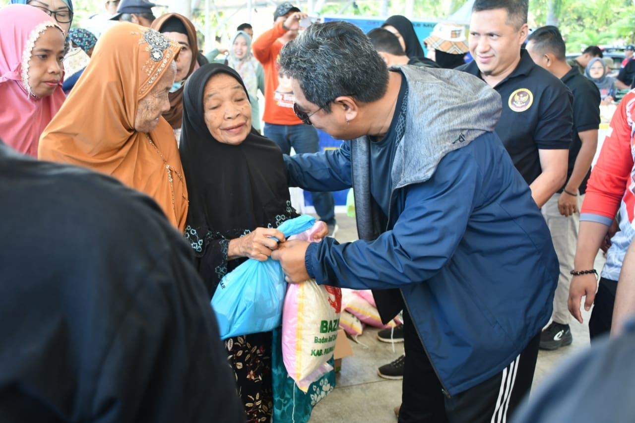 Bersama Baznas, Pj Bahtiar Bagikan Bantuan Kepada Panti Jompo dan Lansia di Polman