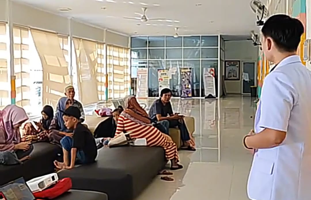 Coast Unhas Berbagi Edukasi Demam Reumatik di Ruang Tunggu Klinik RSUD Andi Makkasau 
