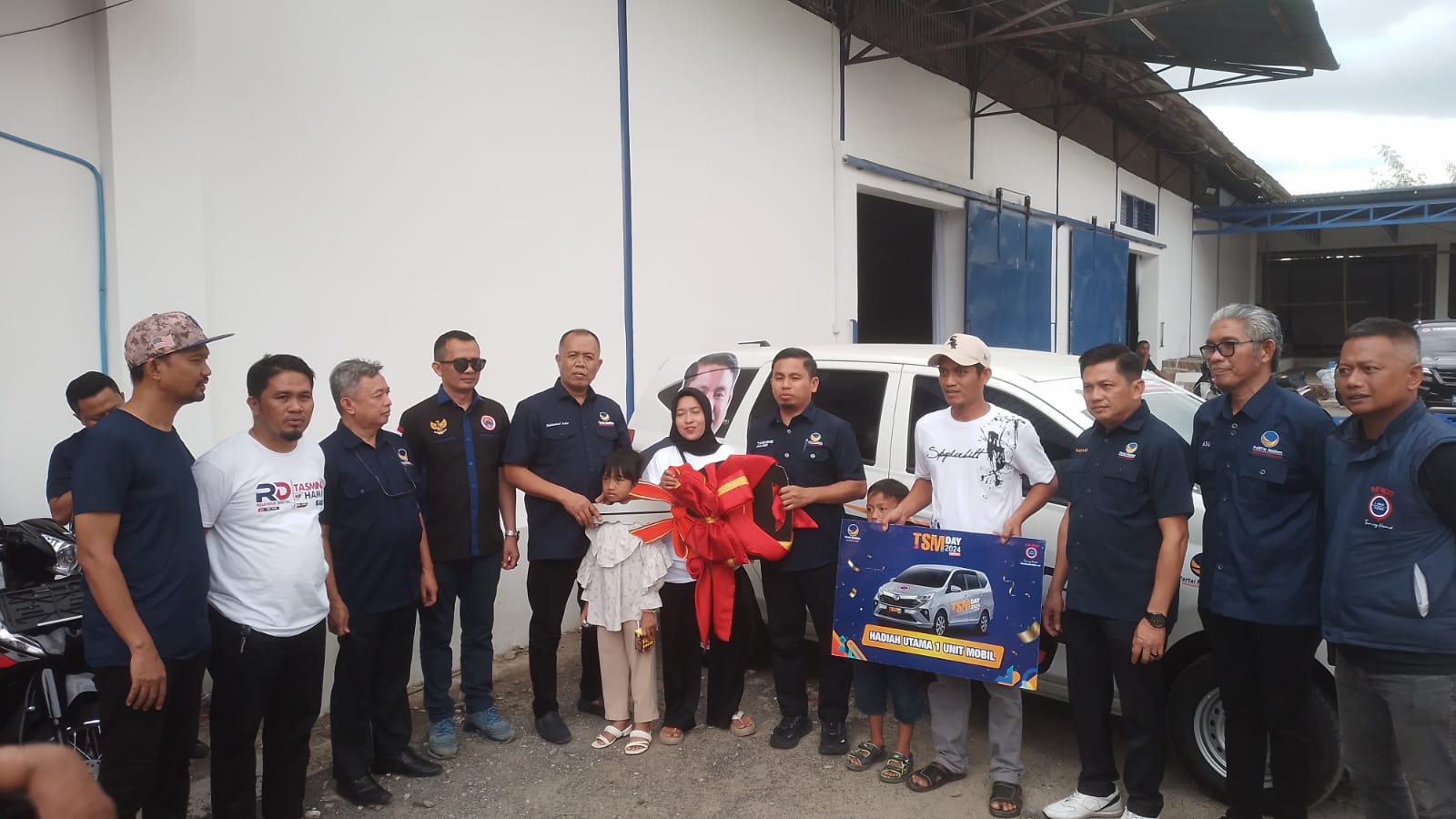 Bahagia dan Terharu Terima Hadiah Mobil-Motor Undian Jalan Sehat, Warga Doakan TSM Dilancarkan Jadi Wali Kota 