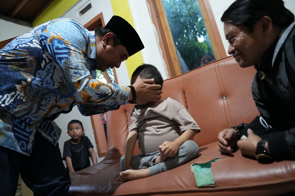 Kunjungi Athala Bocah Penderita Ginjal di Polman, Pj Bahtiar Memberi Semangat dan Siap Mengurus Hingga Sembuh