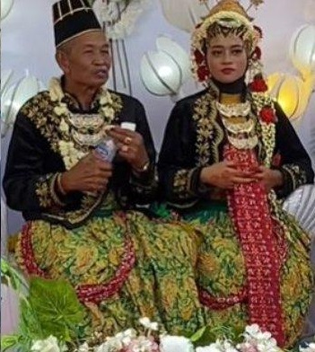 Bermodalkan Cinta, Kakek 75 Tahun Nikahi Gadis 15 Tahun 
