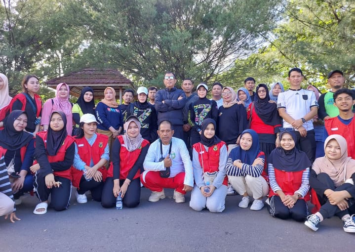 Jumat Pagi, Pj Wali Kota Akbar Ali Sempatkan Senam Bersama Masyarakat dan Berendam di Pantai Mattirotasi 