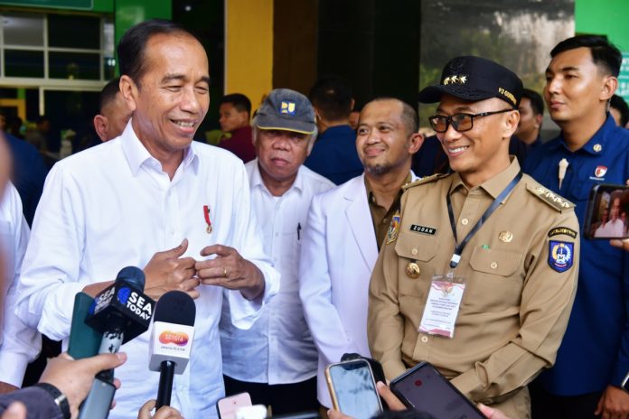 Berkunjung ke RSUD Sinjau Didampingi Prof Zudan, Presiden Jokowi Sebut Bersih dan Penataannya Baik
