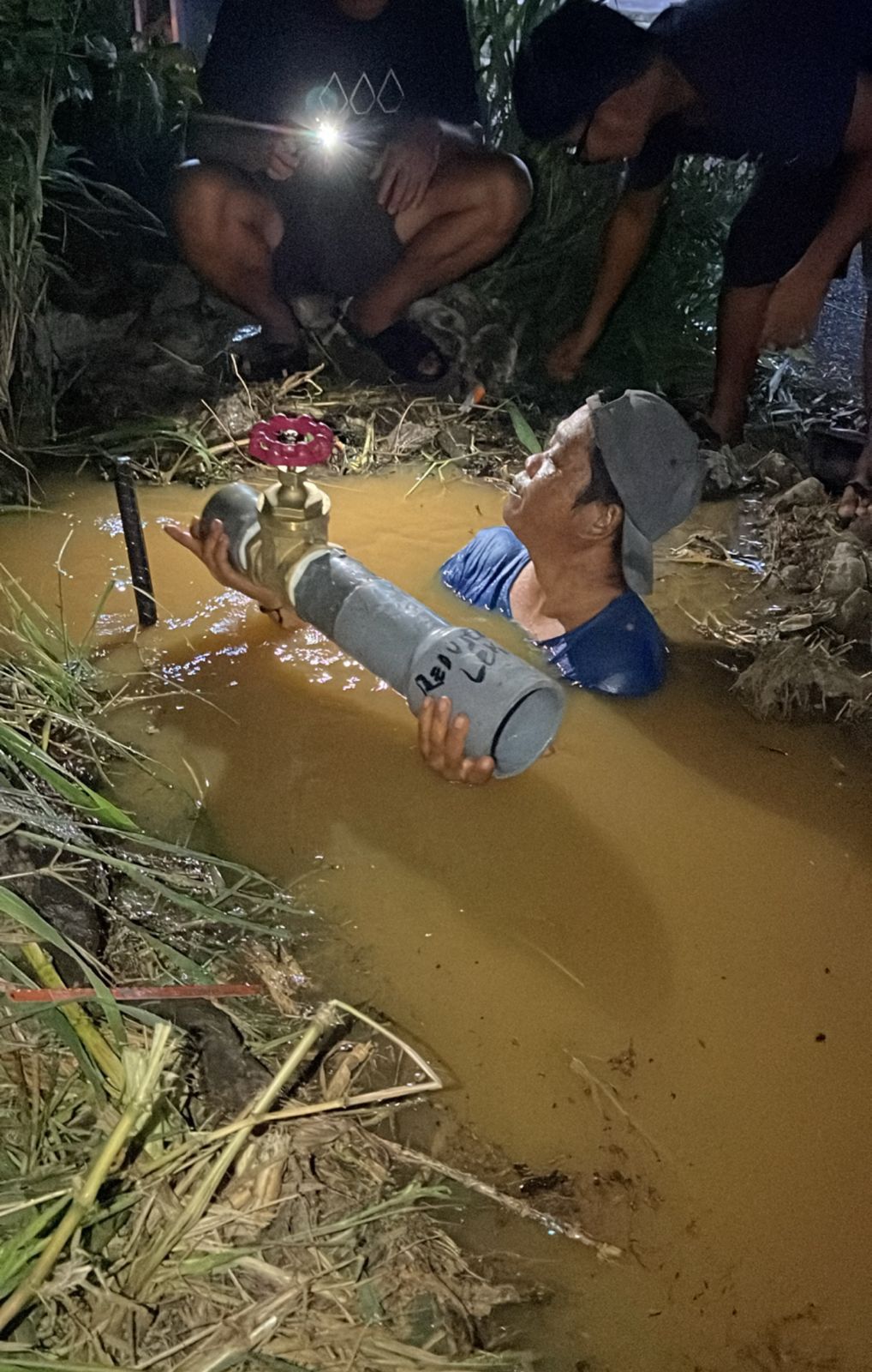 Tim PAM Tirta Karajae Bekerja Hingga Larut Malam, Pastikan Masyarakat Terlayani Baik