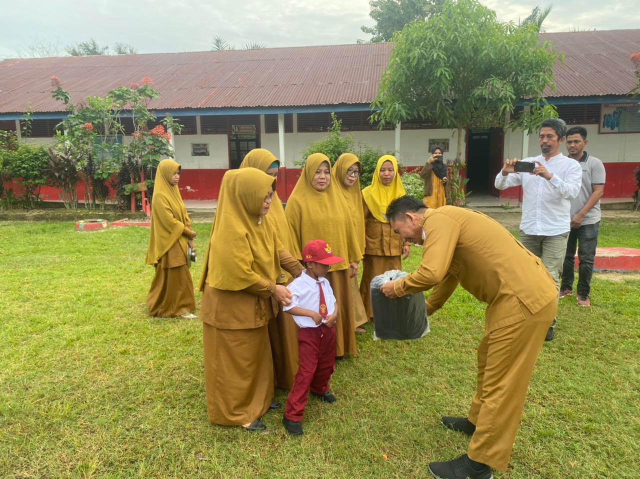 Respon Cepat Kadis Pendidikan Sulbar, Datangi Firdaus, Serahkan Bantuan Sepatu dan Seragam Sekolah 