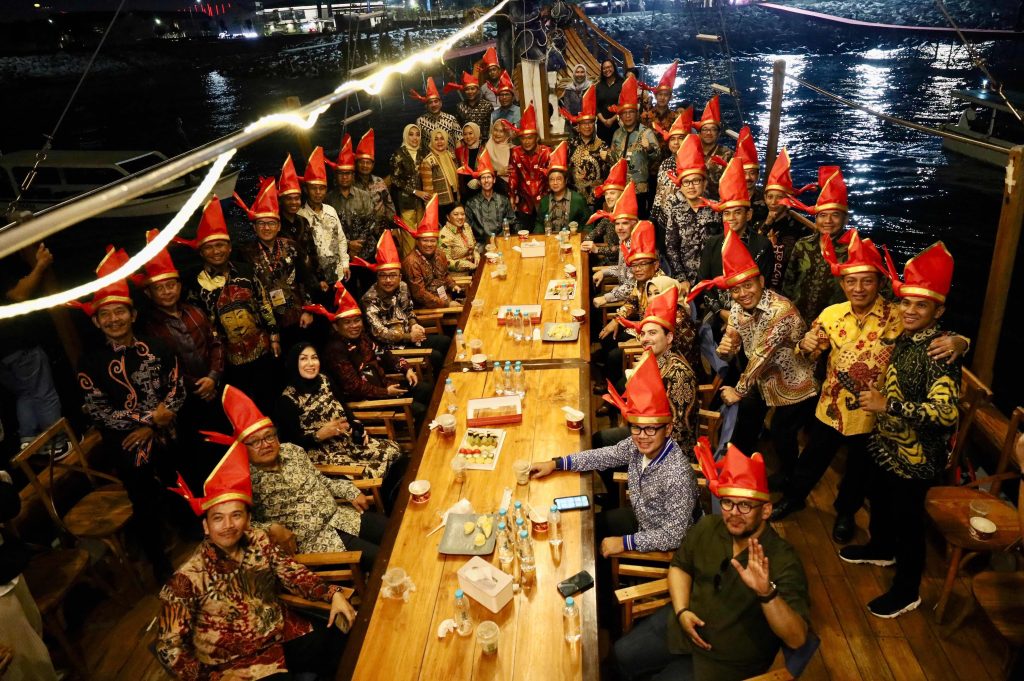 Berlayar Pakai Pinisi, Danny Pomanto Perkenalkan Potensi Wisata Bahari ke Tamu Luar Negeri F8  