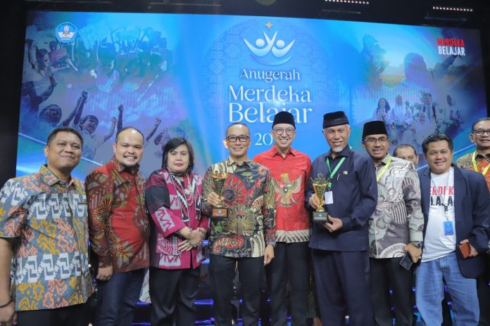 Mendikbudristek Beri Penghargaan Anugerah Merdeka Belajar 2024 kepada Pemprov Sulsel