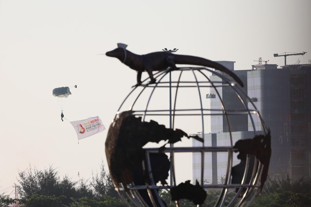 Atraksi Pesawat Boeing 737-200 milik TNI AU Hibur Pengunjung F8 Makassar