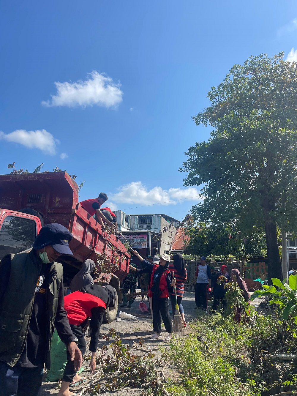 Mahasiswa KKN Unhas Bersama Pemkot Parepare, TNI dan Masyarakat Kolaborasi Kerja Bakti Bersih Lingkungan di Soreang