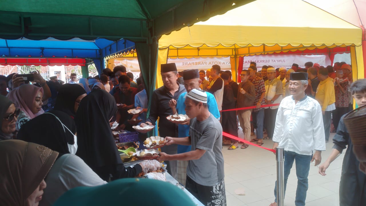 Peserta Jumat Berkah Masjid Raya Membeludak, Pj Wali Kota Akbar Ali Rela Antre Bersama Warga