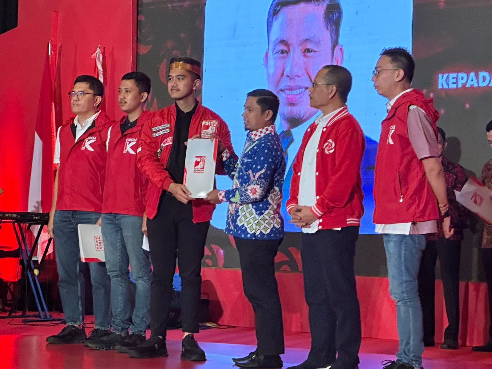 Ketum PSI Kaesang Pangarep Serahkan Langsung Rekomendasi Dukungan ke Tasming Hamid 