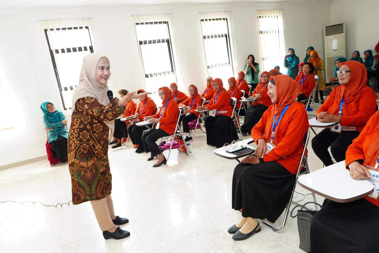 Dengan Lantunan Lagu, Peserta Sekolah Lansia Ininnawa Bahagia Sambut Kunjungan Pj Ketua PKK Sulsel