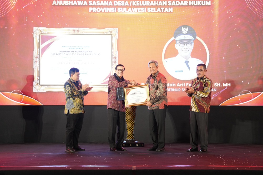 Menkumham Berikan Penghargaan Anubhawa Sasana Desa kepada Pemprov Sulsel