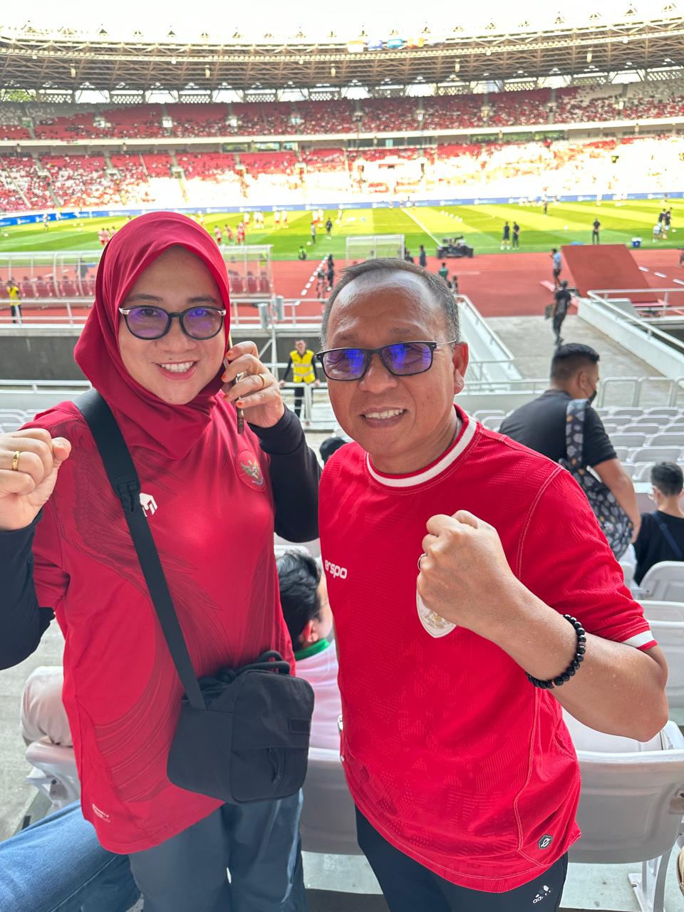 Agus-Herny Nonton Langsung Kualifikasi Piala Dunia Indonesia vs Irak di GBK Jakarta